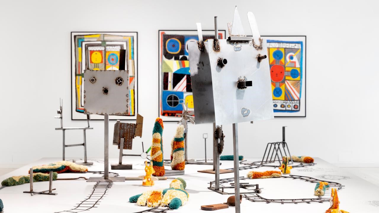 Utställning med konstverk av tuftat garn, svetsad plåt, keramik och teckning.