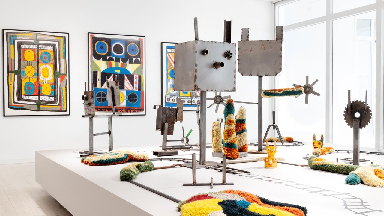Utställning med konstverk av tuftat garn, svetsad plåt, keramik och teckning.