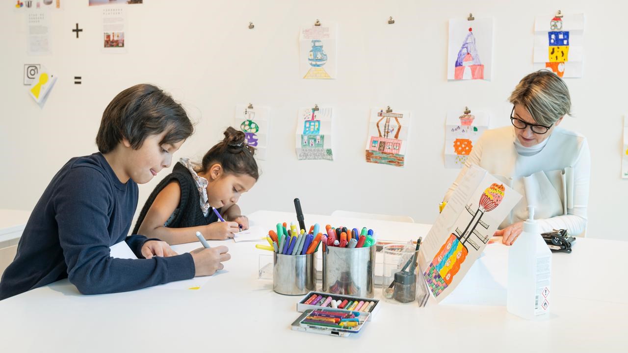 Barn och vuxna skapar tillsammans i Bildmuseets öppna bildverkstad.