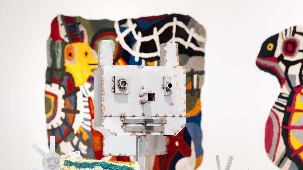 Utställning med konstverk av tuftat garn, svetsad plåt, keramik och teckning.