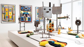 Utställning med konstverk av tuftat garn, svetsad plåt, keramik och teckning.