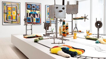 Utställning med konstverk av tuftat garn, svetsad plåt, keramik och teckning.