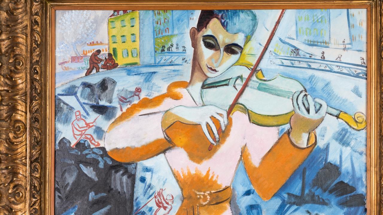 Kvinan i orange klänning som spelar fiol