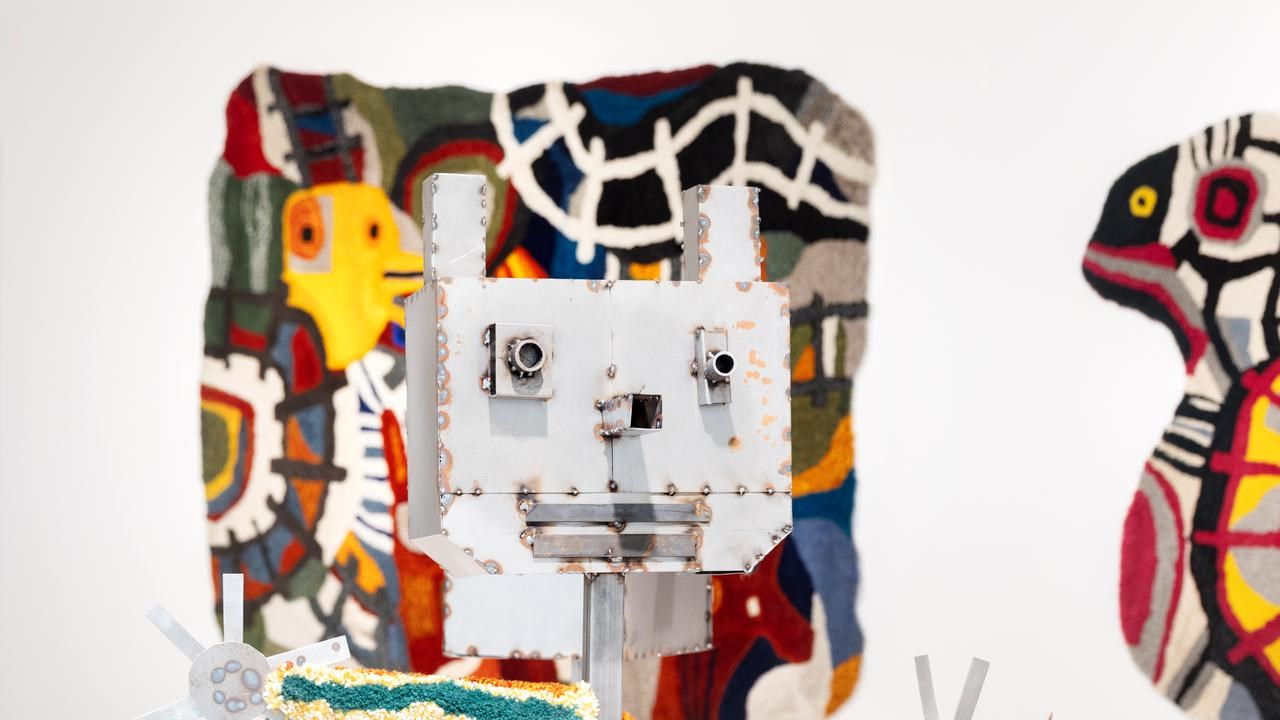 Utställning med konstverk av tuftat garn, svetsad plåt, keramik och teckning.