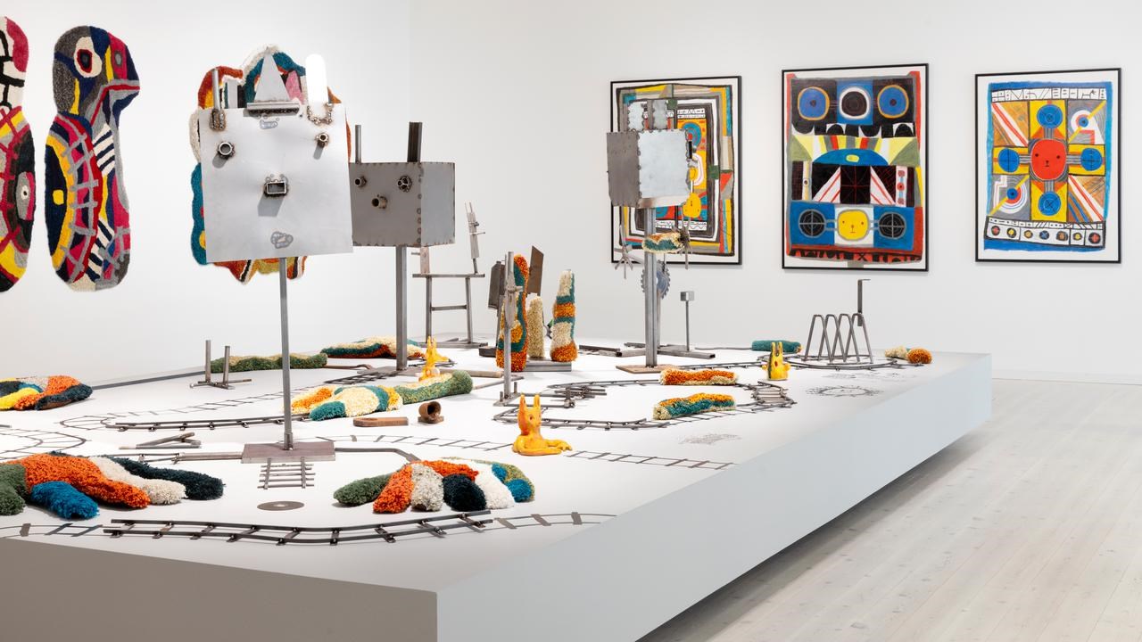 Utställning med konstverk av tuftat garn, svetsad plåt, keramik och teckning.