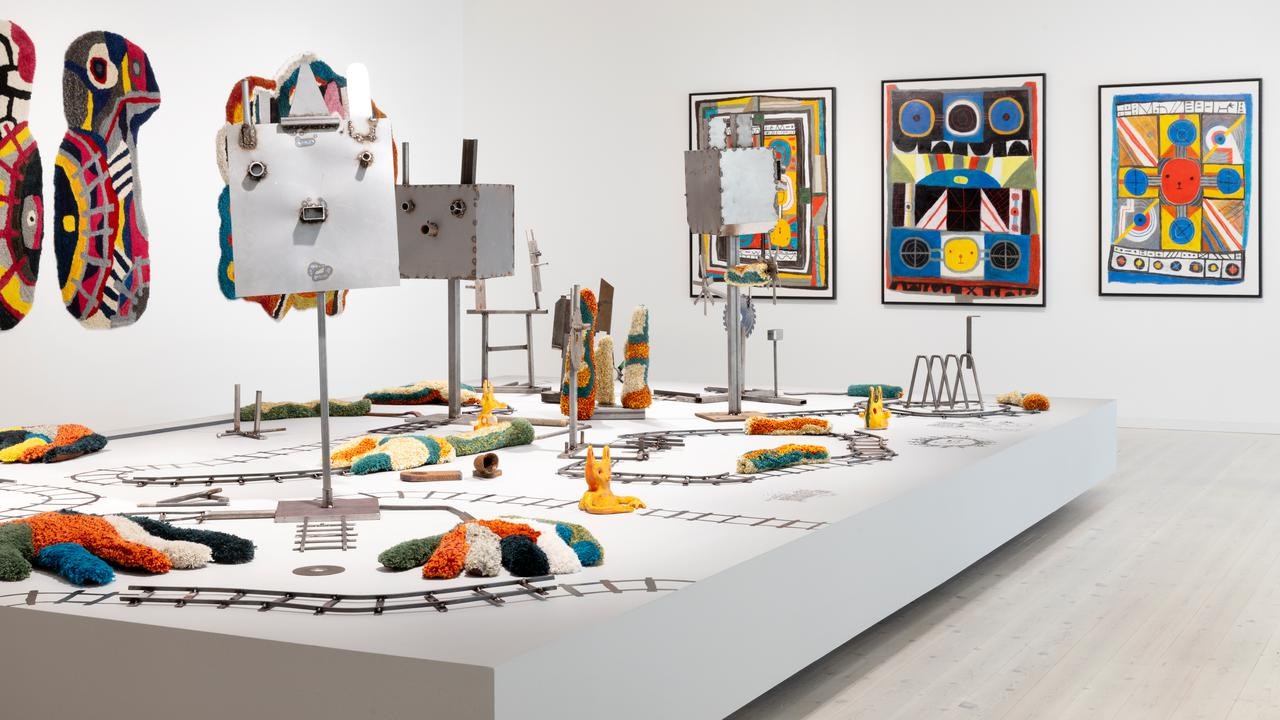Utställning med konstverk av tuftat garn, svetsad plåt, keramik och teckning.