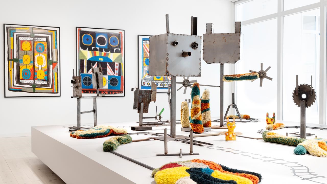 Utställning med konstverk av tuftat garn, svetsad plåt, keramik och teckning.