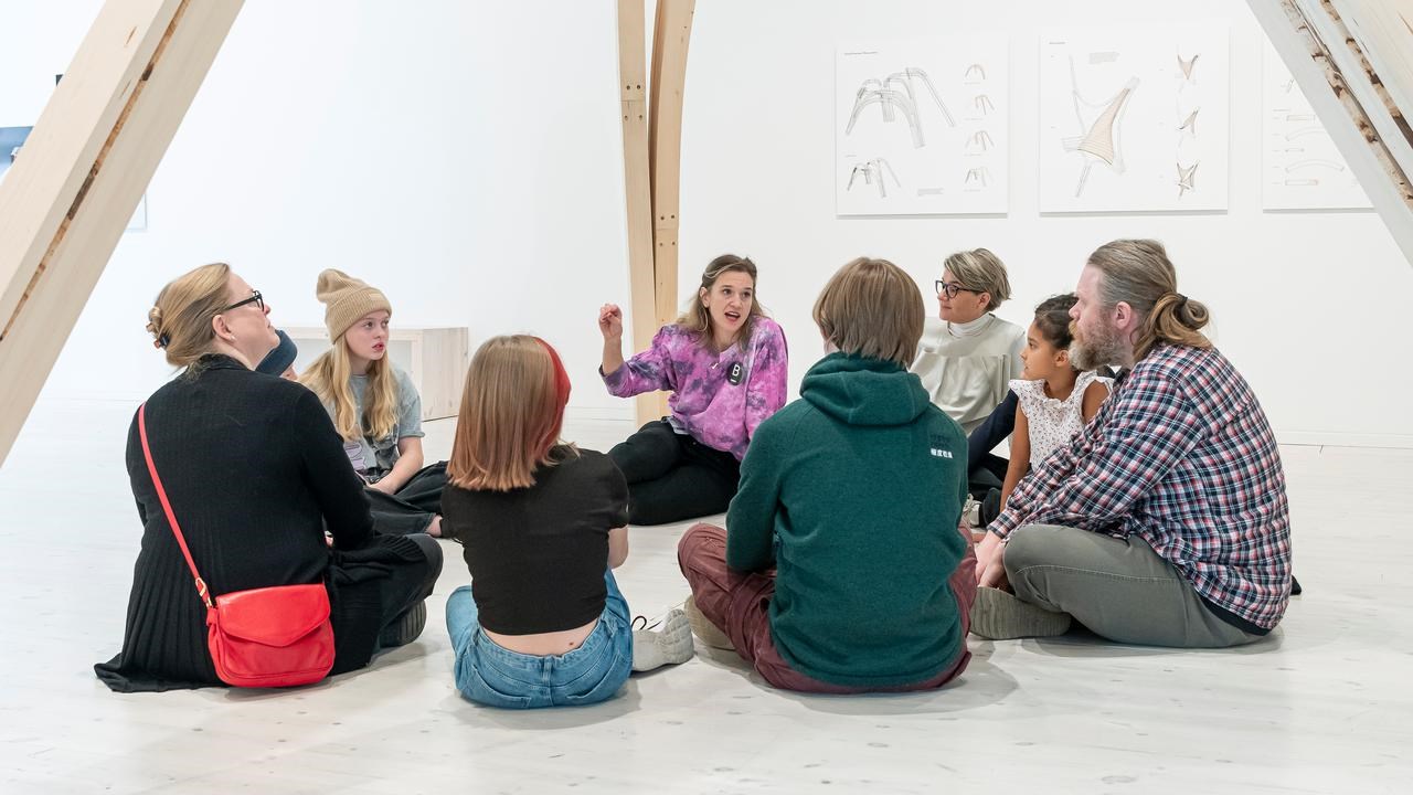 Familjevisning i utställningen Architectures of Transition.