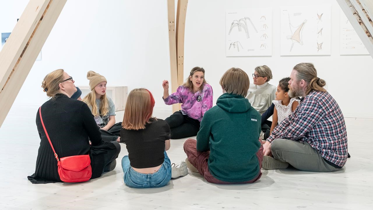 Familjevisning i utställningen Architectures of Transition.