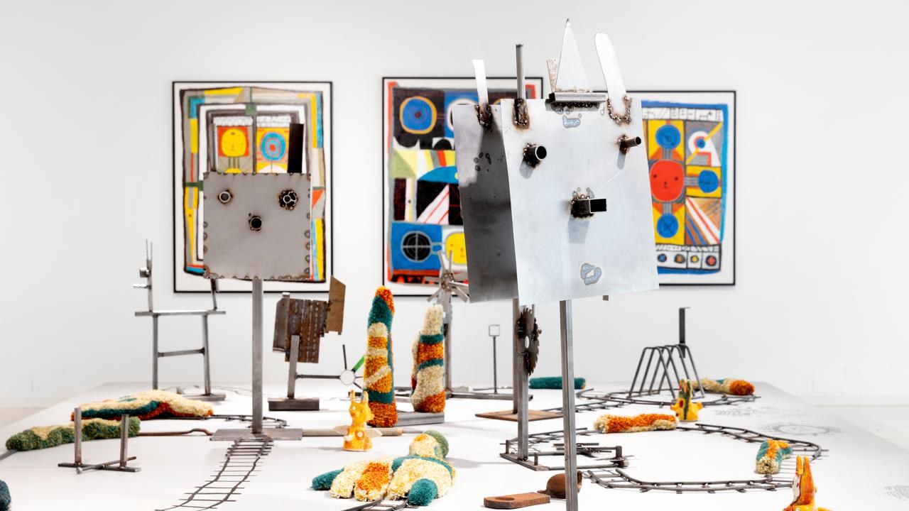 Utställning med konstverk av tuftat garn, svetsad plåt, keramik och teckning.