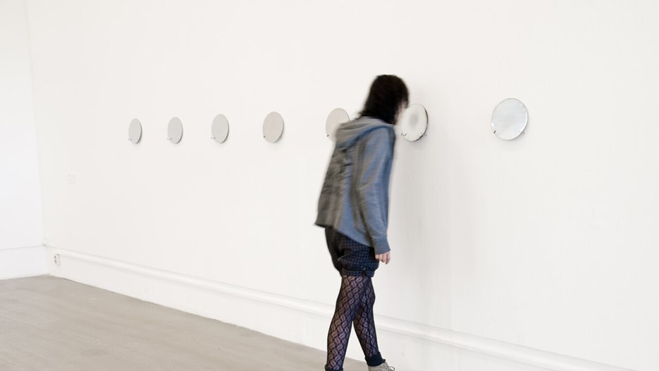 Oscar Muñoz, Vy från utställningen, Bildmuseet 2009. Oscar Muñoz, View from the exhibition, Bildmuseet 2009.