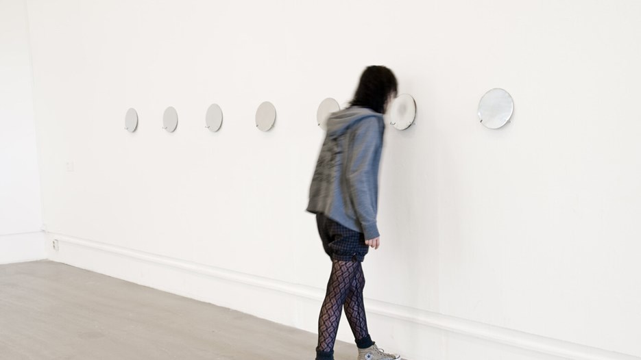 Oscar Muñoz, Vy från utställningen, Bildmuseet 2009. Oscar Muñoz, View from the exhibition, Bildmuseet 2009.