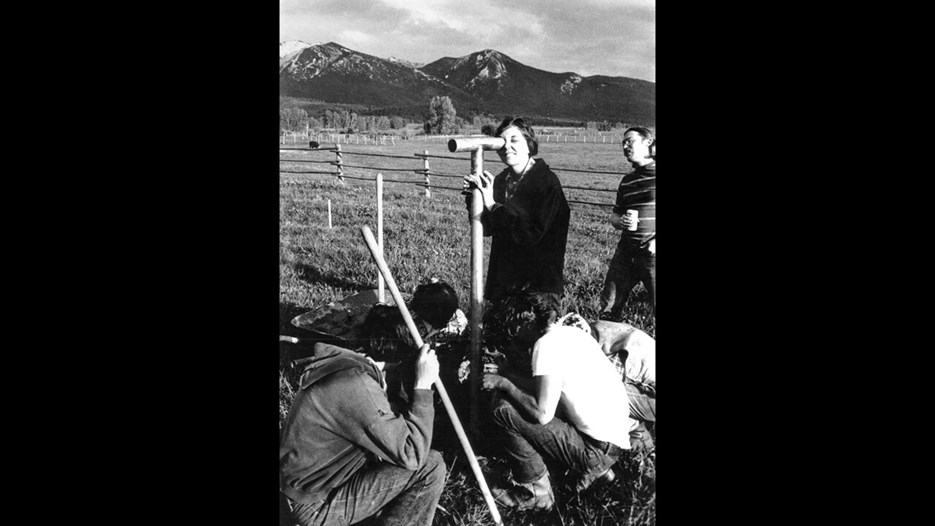 Nancy Holt installing Missoula Ranch Locators: Vision Encompassed, 1972
