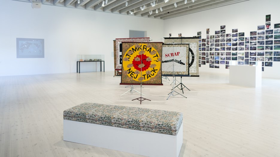Perpetual Uncertainty / Samtida konst i atomkraftens tidsålder, Vy från utställningen, Bildmuseet 2016-2017