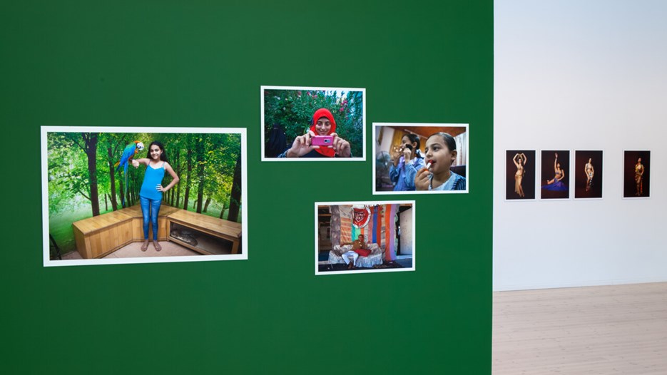 Rawiya / Hon som berättar en historia, Vy från utställningen, Bildmuseet, 2013