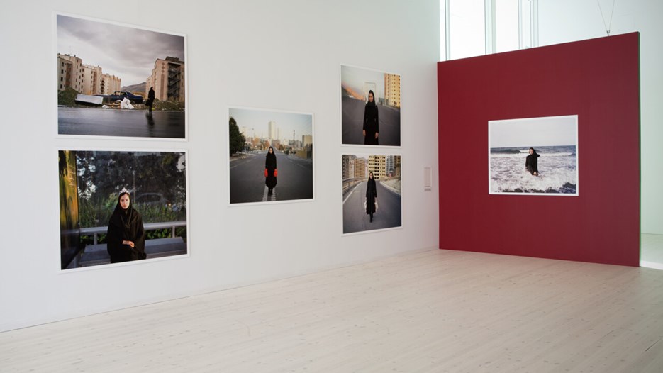 Rawiya / Hon som berättar en historia, Vy från utställningen, Bildmuseet, 2013