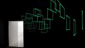 Elias Crespin, Tetralineados fluo vert, 2016. Utställningsvy från Bildmuseet 2024.