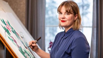 Julia Groth, författare och illustratör. Porträttbild av fotograf Frida Klang.