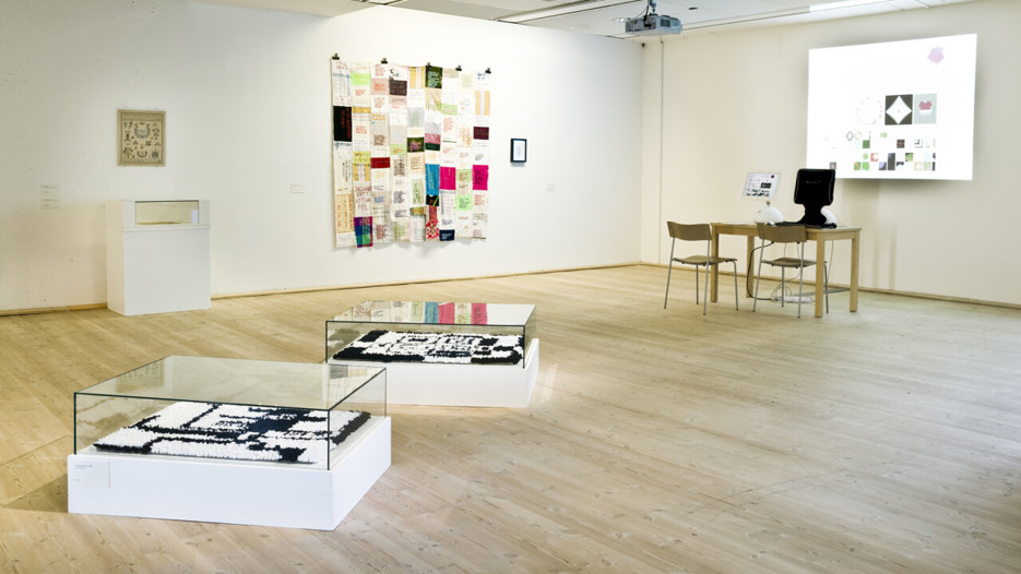 Open Source Embroidery, Vy från utställningen, Bildmuseet 2009. Open Source Embroidery, View from the exhibition, Bildmuseet 2009.
