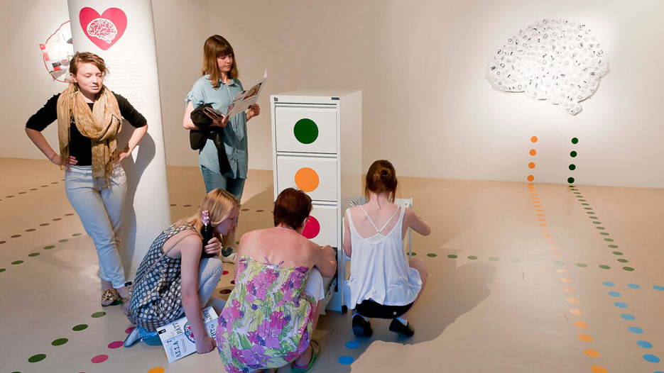 Vernissage för Bildmuseets tre sommarutställningar 2011 – Spare Time, Edith Marie Pasquier / 13 983 Birds och Alla har rätt till trygghet. Opening day of Bildmuseet’s three summer exhibitions in 2011 – Spare Time, Edith Marie Pasquier / 13 983 Birds and Everybody is Entitled to Security.