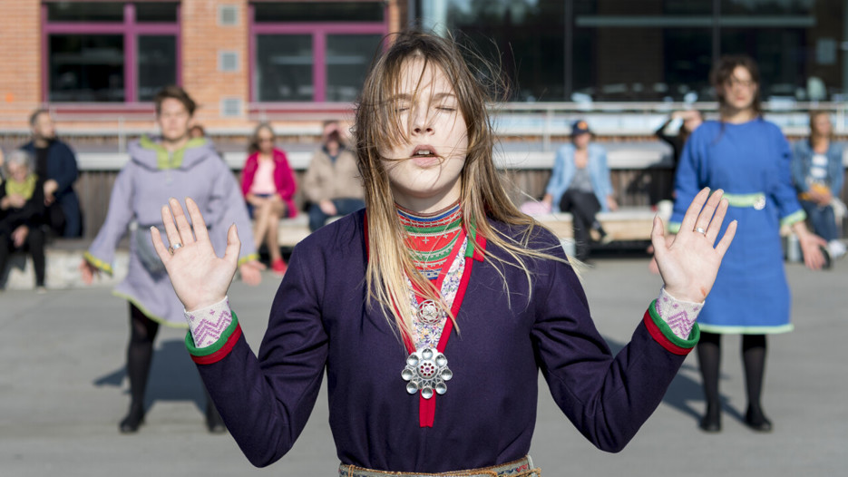 Elin Már Øyen Vister och sångerskor framför verket Cirkelns historia berättar under Rum för performance / Skiften, Bildmuseet 2018