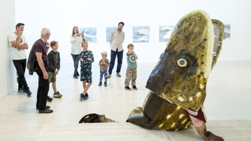 Ingela Ihrmans verk Vad gör ni här? på Bildmuseet under Rum för performance / Skiften, 2018