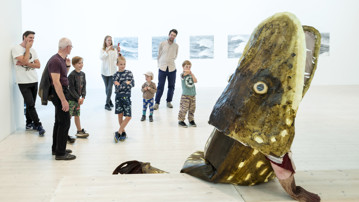 Ingela Ihrmans verk Vad gör ni här? på Bildmuseet under Rum för performance / Skiften, 2018