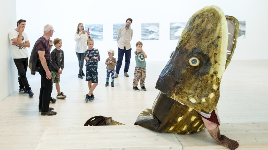 Ingela Ihrmans verk Vad gör ni här? på Bildmuseet under Rum för performance / Skiften, 2018