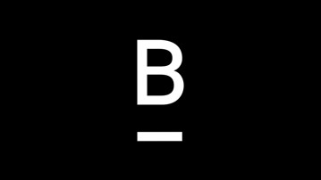 B Loggan / Svart bakgrund med vit text