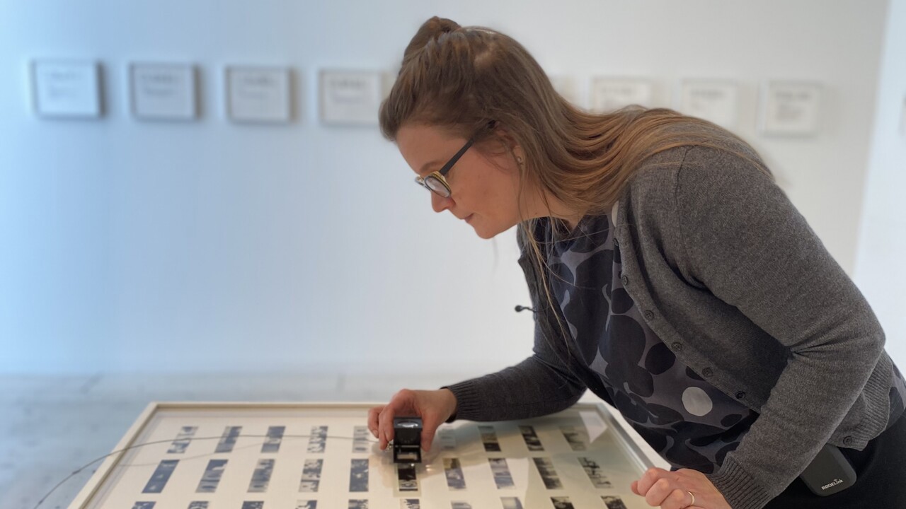 Museivärd Emma Mårtensson ger en digital visning av utställningen Naeem Mohaiemen / Jole Dobe Na, Bildmuseet 2021. Museum Host Emma Mårtensson during a digital tour of the exhibition Naeem Mohaiemen / Jole Dobe Na, Bildmuseet 2021.