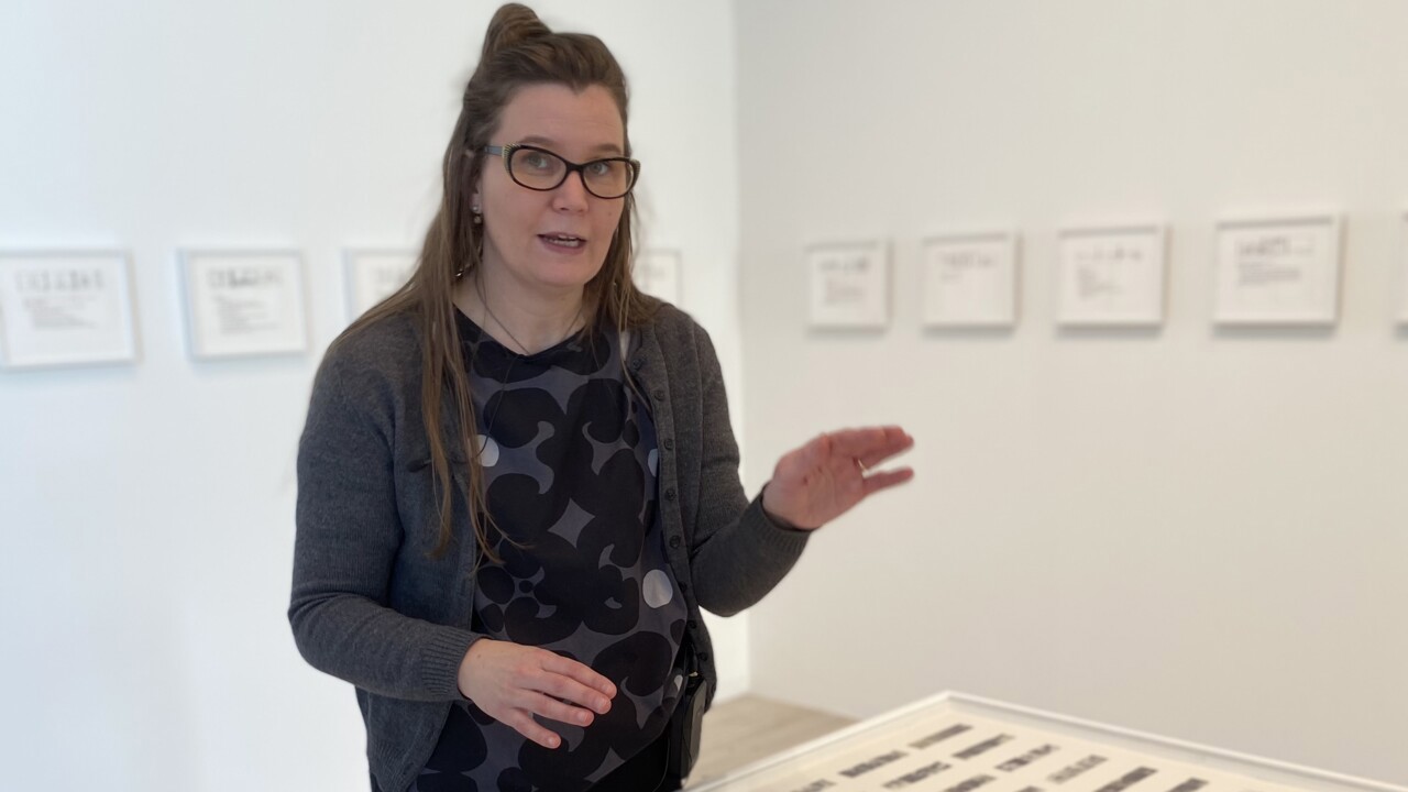 Museivärd Emma Mårtensson ger en digital visning av utställningen Naeem Mohaiemen / Jole Dobe Na, Bildmuseet 2021. Museum Host Emma Mårtensson during a digital tour of the exhibition Naeem Mohaiemen / Jole Dobe Na, Bildmuseet 2021.