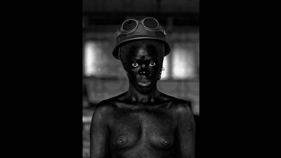 Zanele Muholi (endast bildspelet)Zanele Muholi, Thulani II, Parktown, 2015. © Zanele Muholi. Courtesy of the Artist and Stevenson, Cape Town/Johannesburg/Amsterdam and Yancey Richardson, New York.